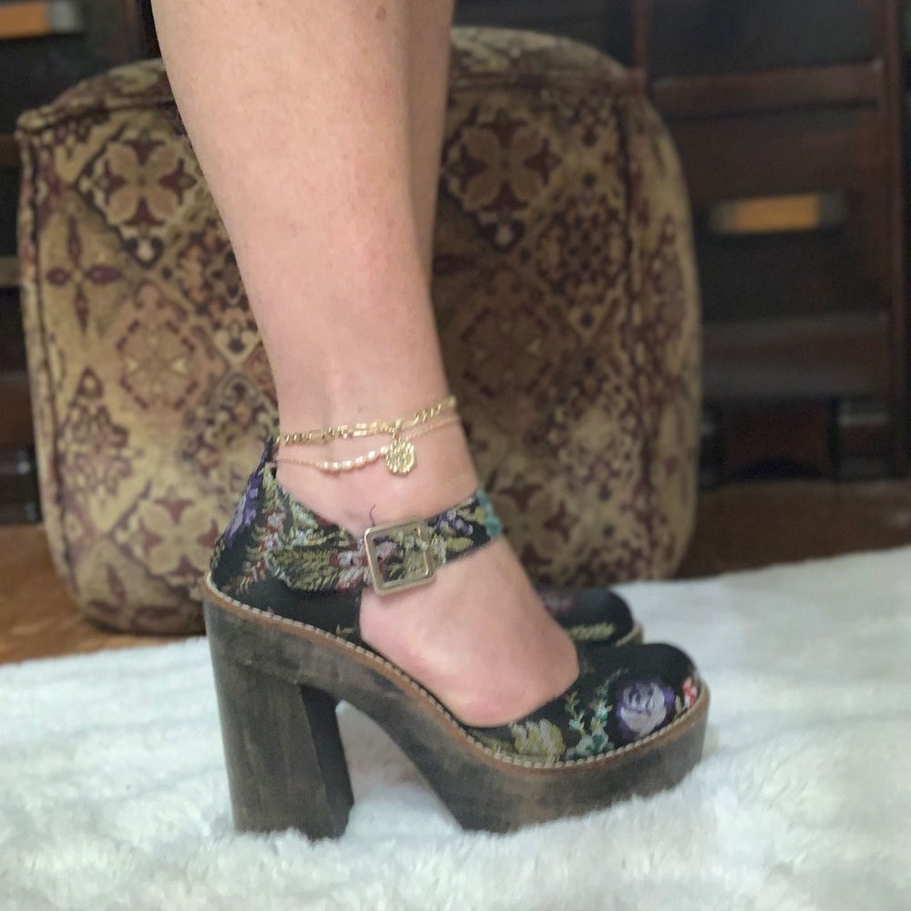 Free People ‘STARLET’ Black Floral Embroidered Wood Platform Mary Jane Heels - Picture 4 of 11